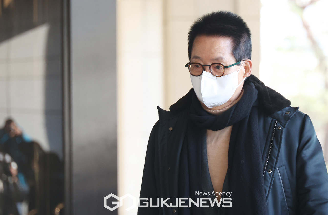 (서울=국제뉴스) '서해 공무원 피격 사건' 관련 박지원 전 국정원장이 14일 서울 서초구 서울중앙지방검찰청으로 출석하고 있다./사진=이용우기자