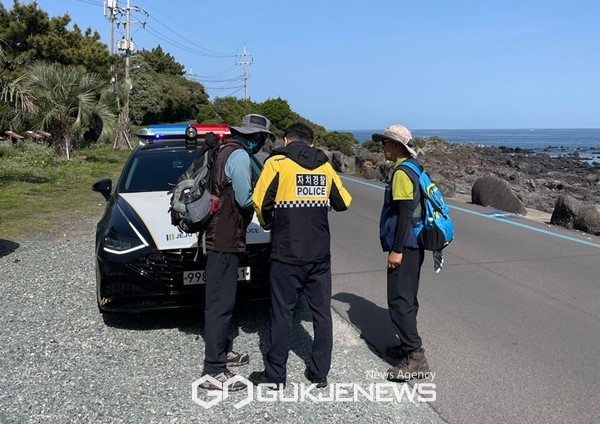 제주자치경찰단(단장 박기남)은 꾸준히 증가하고 있는 제주올레길을 관광객들이 안전하고 걷기좋은 올레길 조성을 위해 올레코스 4구간에서  차량순찰을 실시하고, 차량순찰이 불가능한 구간은 도보순찰과 드론순찰을 병행하고 있다.[사진=제주도 자치경찰단]
