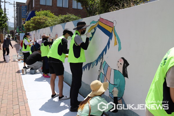 (사진제공=진주폴리텍대학)공공디자인 봉사단이 벽화 그리기 봉사에 나서고 있다