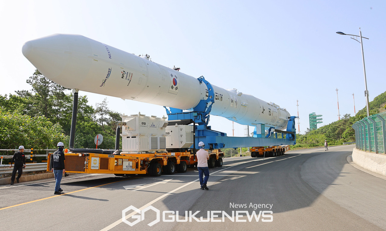 한국형 발사체 누리호(KSLV-II)가 3차 발사를 앞둔 23일 오전 전남 고흥군 나로우주센터 발사체조립동에서 발사대로 이송되고 있다.(한국항공우주연구원 제공)