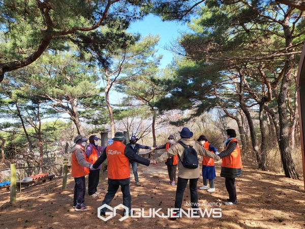 숲 해설가와 산림치유지도사와 활동 중인 모습. 사진=서울중구청