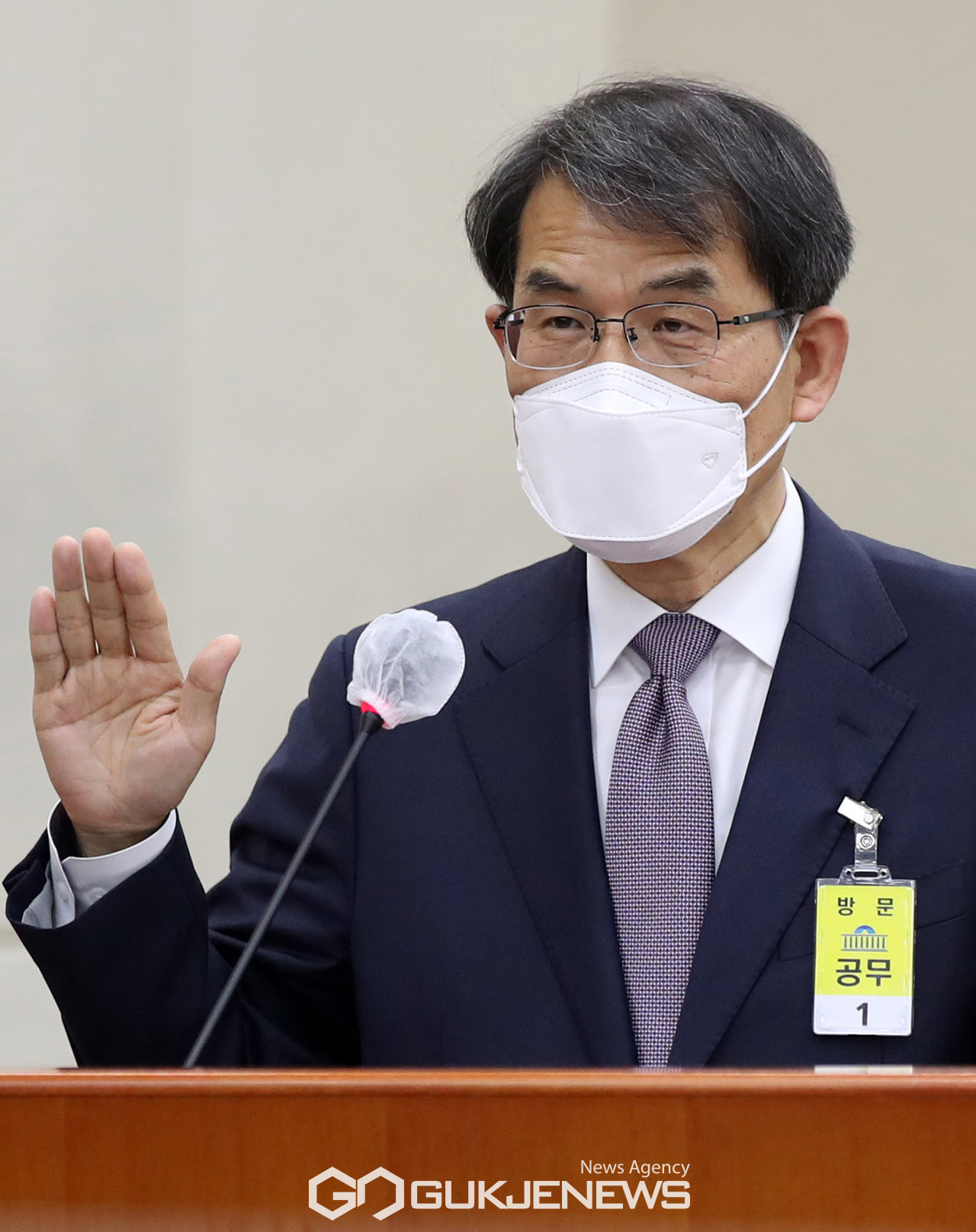 (서울=국제뉴스) 노태악 중앙선거관리위원장 후보자가 13일 오후 서울 여의도 국회에서 열린 인사청문회에서 선서를 하고 있다.(공동취재사진)