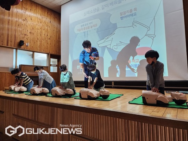 부산해경이 수정초등학교(부산동구 소재)를 방문해 심폐소생술 실습을 교육하고 있다