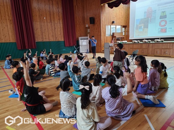 부산해경이 수정초등학교(부산동구 소재) 학생들을 대상으로 연안안전교육을 실시하고 있다