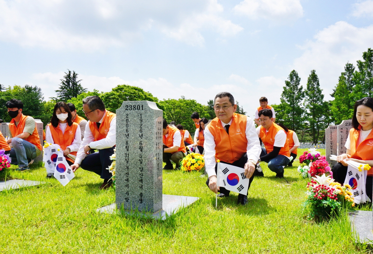 한화커뮤니케이션위원회 김신연 사장을 비롯한 한화그룹 충청지역 봉사단이 3사병 묘역을 찾아 봉사활동을 진행하고 있다 / 한화 제공