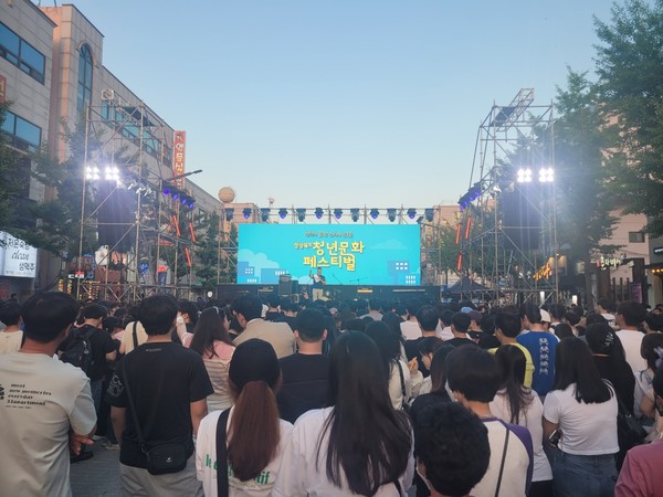   사진은 3일 포항시 남구 상대동 젊음의 거리에서 열린 '경상북도 청년문화 페스티벌' 공연 장면 (사진 = 강동진 기자)