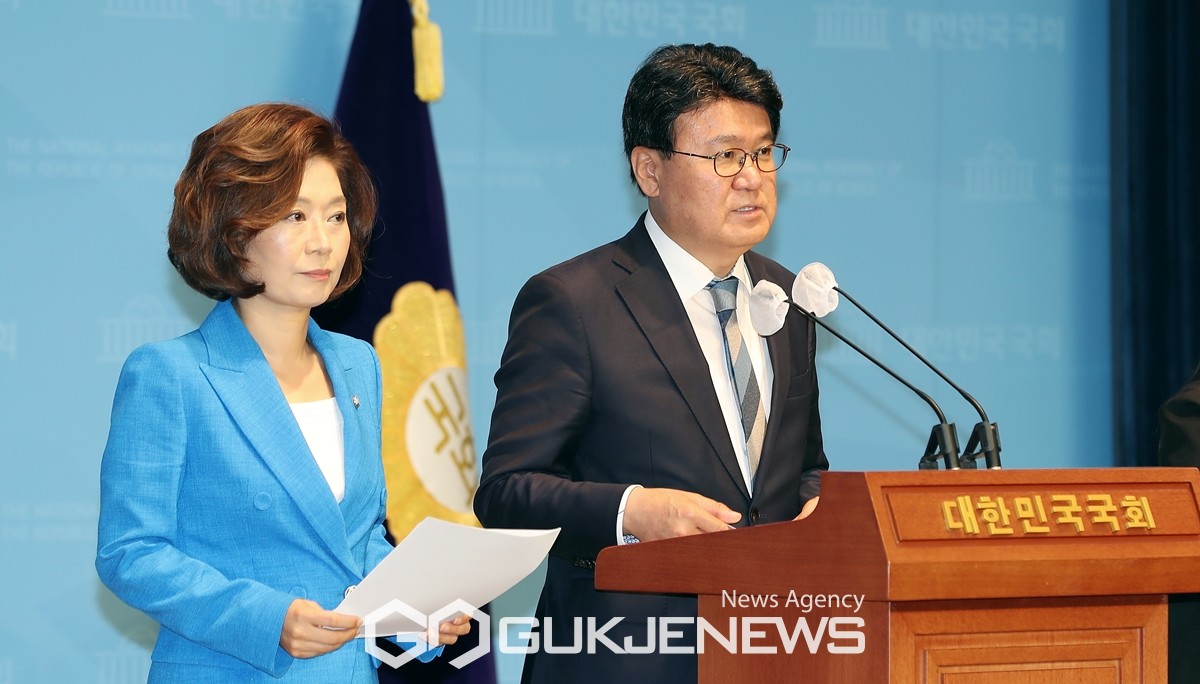 (서울=국제뉴스) 황운하 더불어민주당 '김기현 의원 땅 투기 및 토착·토건비리 의혹 진상조사 태스크포스(TF)' 단장과 양이원영 의원이 7일 오전 서울 여의도 국회 소통관에서 기자회견을 열고 국민의힘 김기현 대표의 불법 쪼개기 후원금 모금 의혹을 제기하고 있다. /사진=원명국 기자