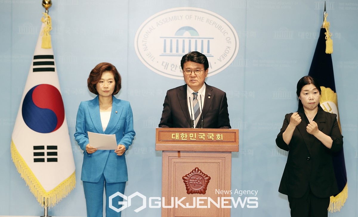 (서울=국제뉴스) 황운하 더불어민주당 '김기현 의원 땅 투기 및 토착·토건비리 의혹 진상조사 태스크포스(TF)' 단장과 양이원영 의원이 7일 오전 서울 여의도 국회 소통관에서 기자회견을 열고 국민의힘 김기현 대표의 불법 쪼개기 후원금 모금 의혹을 제기하고 있다. /사진=원명국 기자