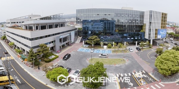 서귀포시는 유기견 발생 및 포획 빈도가 많은 하절기를 대비해 6월부터 7월까지 동물등록 집중홍보 기간을 두고 반려견 동물등록제 동참을 적극 홍보한다.[사진=서귀포시청사]