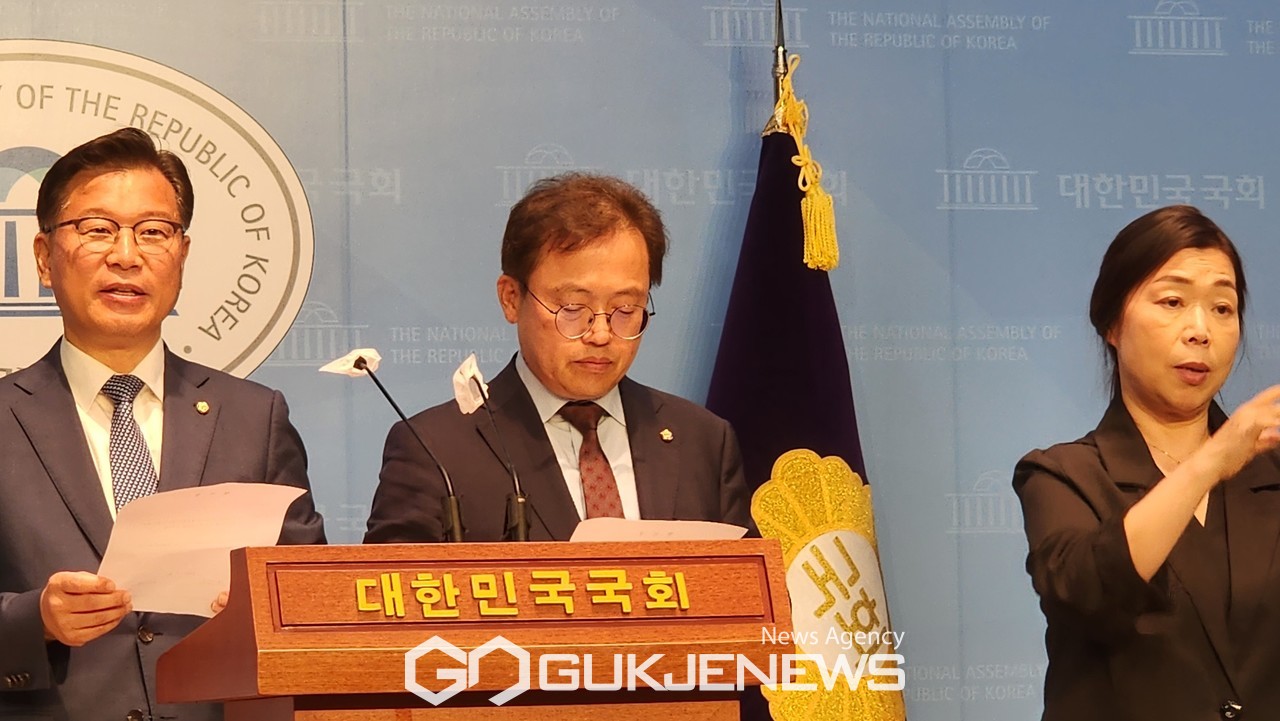 ▲이양수 국민의힘 원내수석부대표와 송기헌 더불어민주당 원내수석부대표는 8일 오후 국회 소통관에서 공동 기자회견을 열어 중앙선거관리위원회 국정조사와 후쿠시마 오염수 검증 특위 구성 합의 내용을 발표하고 있다./사진=이진화 기자