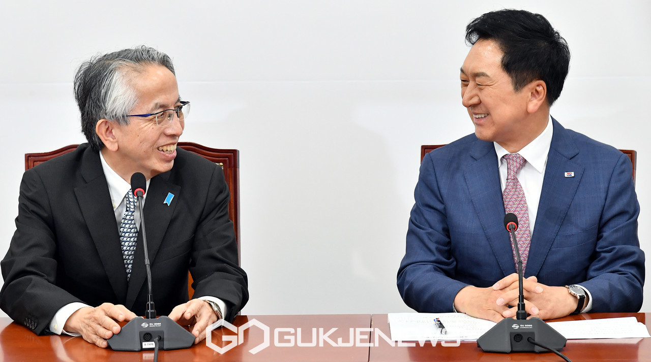▲아이보시 코이치 주한일본대사가 8일 오후 서울 여의도 국회로 김기현 국민의힘 대표를 예방, 인사말을 하고 있다./사진=이용우기자