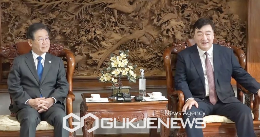 ▲이재명 더불어민주당 대표는 8일 오후 중국대사관저에서 싱하이밍 주한중국대사와 회동을 하고 있다./사진=원명국 기자