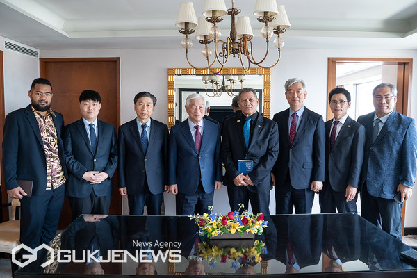 국제청소년연합 박옥수 설립자(가운데 왼쪽)와 교육위원이 투발루 총리(가운데 오른쪽)와 면담 기념촬영 모습/제공=IYF