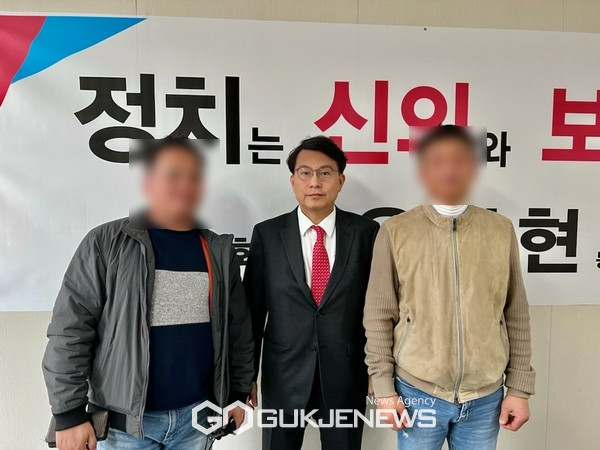 윤상현 국회의원이 주택법 개정 제안자들과 사진