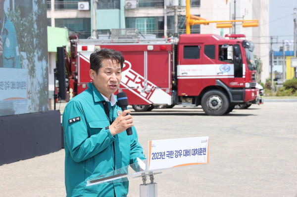  김남일 포항시 부시장이 9일 대송면행정복지센터 앞 거리에서 유관기관 합동 기상이변 대처훈련을 지휘하고 있다. (사진 = 포항시)