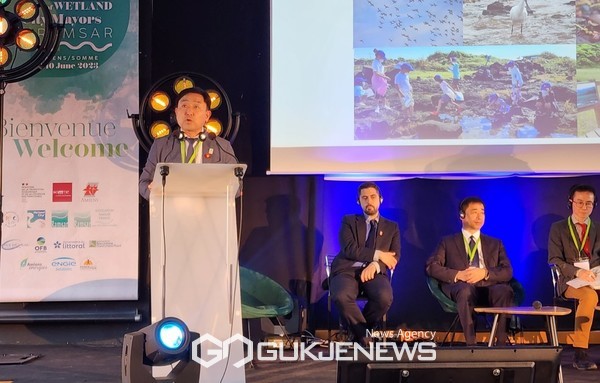 이종우 서귀포시장이 7일부터 12일까지 프랑스 아미앵에서 개최되는 제2회 람사르 습지 도시 시장단 원탁회의에서 이종우 시장이 '습지의 현명한 이용'이라는 주제를 통해 서귀포시의 습지에 대해 설명했다.[사진=서귀포시청]