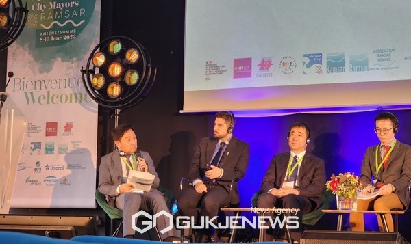 이종우 서귀포시장이 7일부터 12일까지 프랑스 아미앵에서 개최되는 제2회 람사르 습지 도시 시장단 원탁회의에서 이종우 시장이 '습지의 현명한 이용'이라는 주제를 통해 서귀포시의 습지에 대해 설명했다.[사진=서귀포시청]