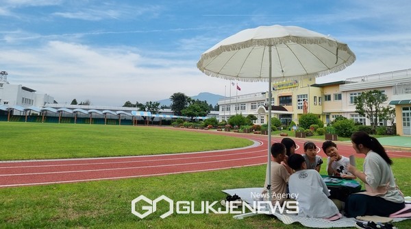 서귀포시교육지원청은 7일 위미초등학교와 위미중학교를 방문해 학생들과 함께 제주, 생태환경, 나다움, 나눔 등 다양한 주제의 책 보따리 활동을 체험하며 학급 친구들과 서로의 생각을 주고받는 인·지·감 별난 북트럭’을 운영했다.[사진=서귀포시교육지원청]