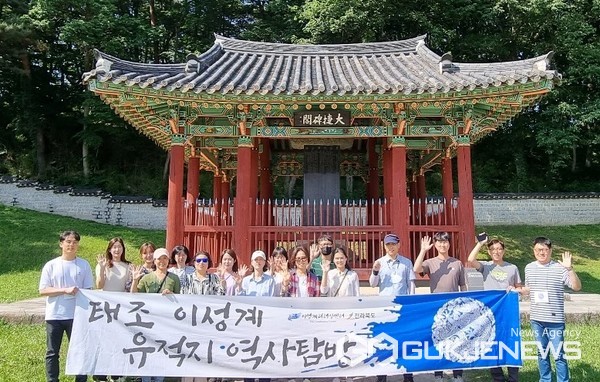 황산대첩비에서 기념촬영을 하고 있는 역사탐방팀. 사진/ 정세량 기자