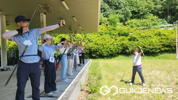 남원 관덕정에서 국궁 체험을 하고 있는 모습. 사진 / 정세량 기자