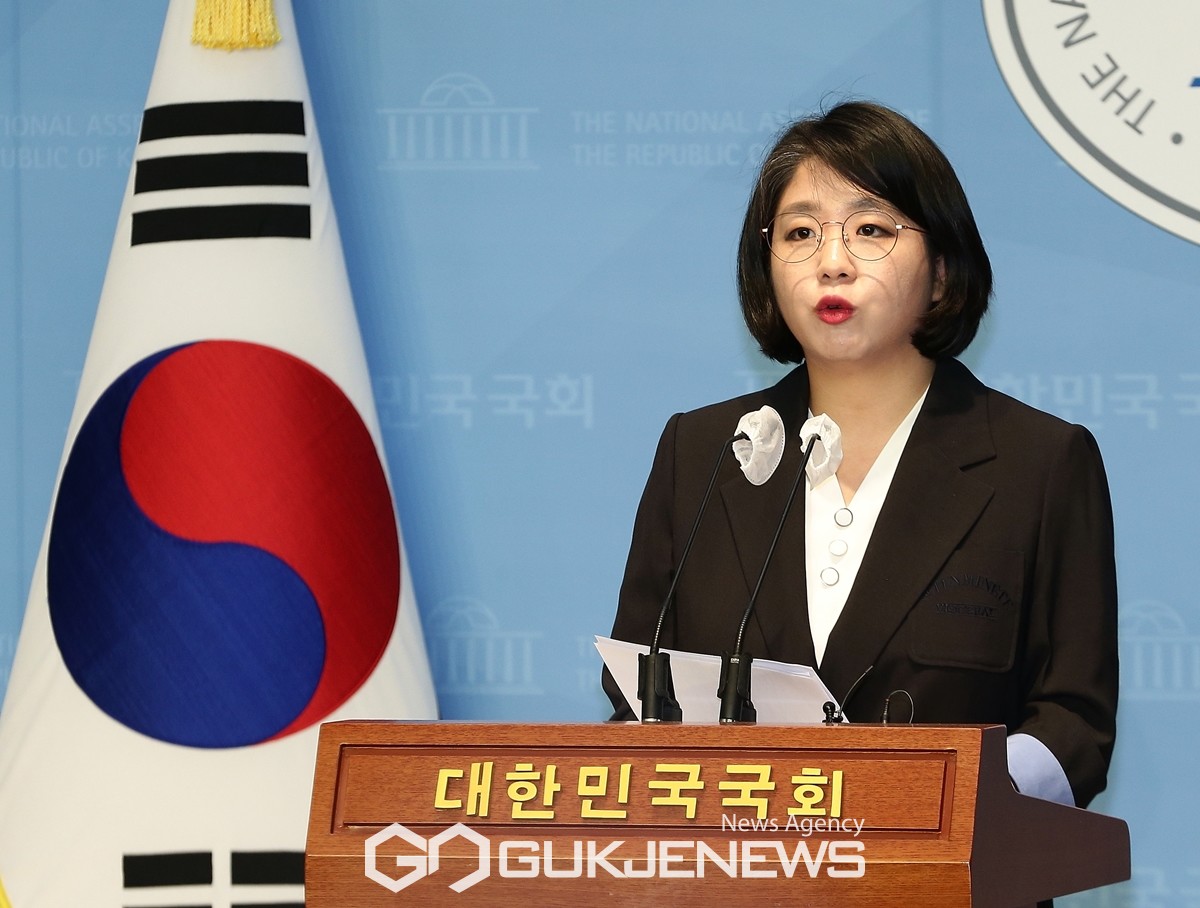 ▲용혜인 기본소득당 의원이 12일 국회 소통관에서 일본 후쿠시마 방사능 오염수 방출 관련 국민투표 제안 대국민 기자회견을 하고 있다./사진=원명국 기자