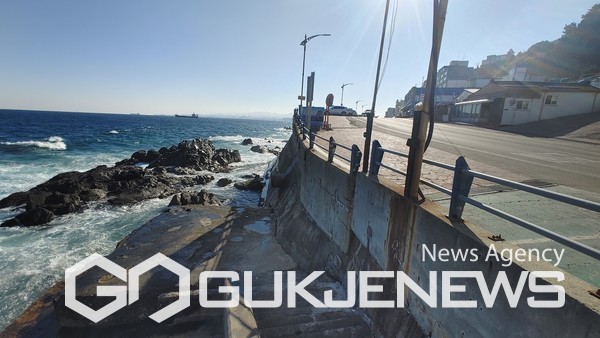 (사진= 동해시 묵호항 해안도로변 보행도로가 없다/동해시제공)