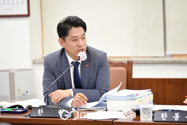 15일 열린 제418회 정례회  제2022회계연도 결산 심사에서 한권 의원이 최근 제주도의 재정 상황에 대한 우려가 높은데, 재무회계 결산 상에는 이런 상황이 예견돼 있음에도 불구하고 장기적 측면에서 건전재정 실현을 위한 계획이 미흡하다"고 지적했다.[사진=제주도의회]