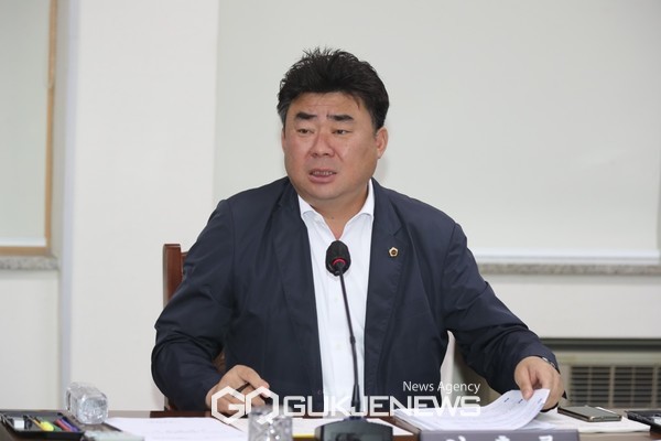  강충룡 의원은 “감귤가공산업의 발전을 위해서는 비상품 감귤을 가공할 것이 아니라, 규격외 감귤을 가공해 농축액 품질을 높이고, 농업인들에게는 제값을 줄 수 있어야 한다”고  지적했다. [사진=제주도의회]