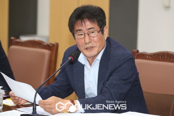 고태민 의원 (애월읍 갑선거구, 국민의 힘)은 개발공사의 감귤가공사업에 대해 관심과 판로 확대를 요구했다.[사진=제주도의회]