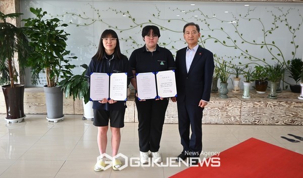  (재)제주삼다수재단은 지난 15일 대정여고 비전홀에서 ‘2023년도 (재)제주삼다수재단 삼대수 장학증서 전달식을 진행했다.[사진=대정여자고등학교]