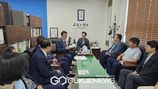 한국국제결혼중개업협회 관계자분들과 토의중인 박범계의원=고정화기자