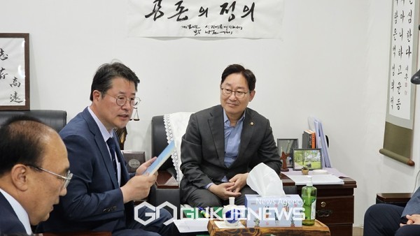 한국국제결혼중개협회회장 이영진회장과 토론중인 박범계의원(사진=고정화기자)