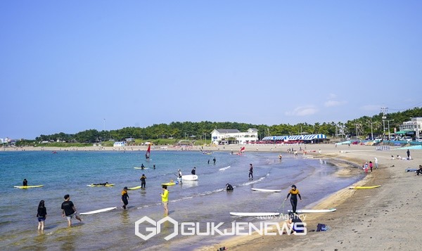 금능, 협재, 곽지, 이호테우, 함덕해수욕장 등 5곳은 이번 주말인 24일 개장한다. 삼양, 김녕, 월정해수욕장 등 3곳은 7월 1일 개장한다.[사진=국제뉴스 제주본부 DB]