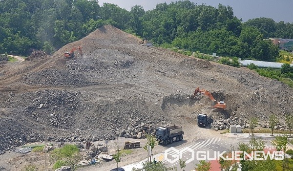 레인보우 힐링관광지 내 연수원과 상가 부지 조성 공사 모습.(제공=영동군청)