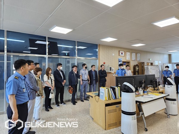 간담회 참석자들이 부산항VTS를 방문하고 있다