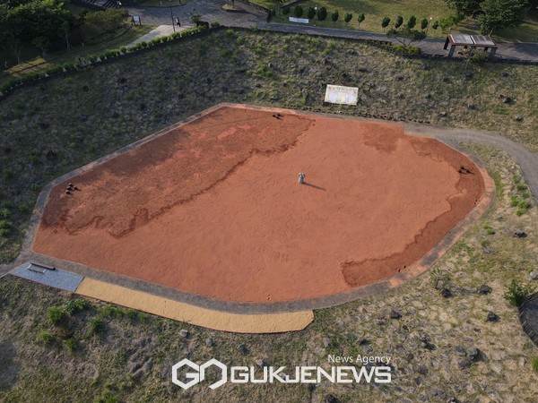 서귀포시가 제주혁신도시내 숨골공원(서호동 1609 일원)에 황토 어싱광장을 조성하고 오는 7월 3일 개장식을 개최한다.[사진=서귀포시청]