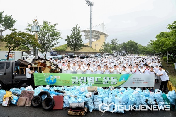 (사진제공 = 위러브유)사천종합운동장에서 열린 클린월드운동 참석자들이 단체사진을 찍고 있다