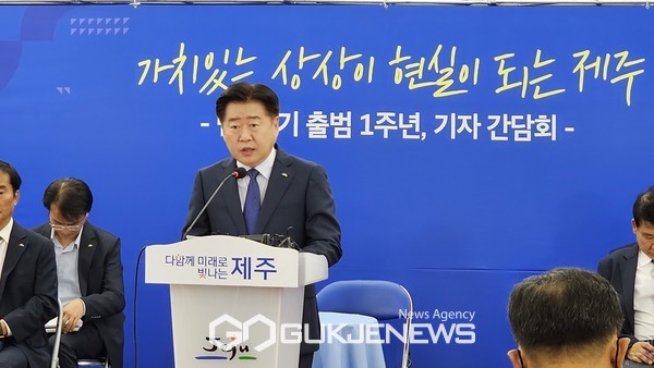 오영훈 지사는 27일 오전 제주도청 2층 삼다홀에서 취임 1주년 기자회견을 갖고 최대 현안인 제2공항 건설과 관련해  도민 갈등해소와 이도민 이익이라는 두가지 원칙이 지켜져야 한다는 입장을 밝혔다.[사진=문서현 기자]