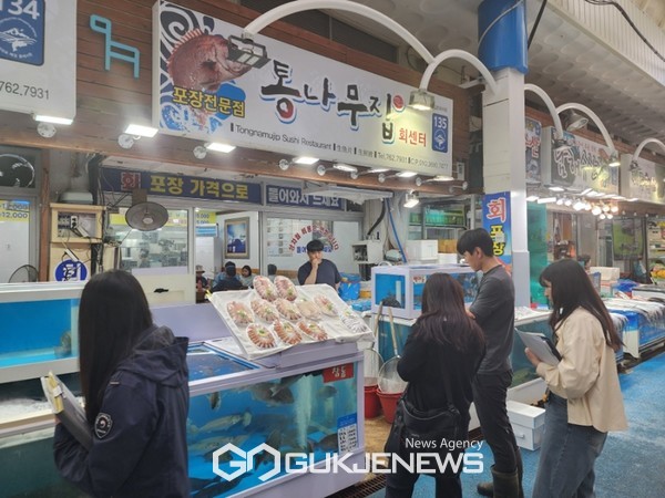 서귀포시가 안전한 수산물 먹거리에 대한 신뢰성을 확보하기 위해 수산물 원산지 표시 및 수입 유통이력을 6월 말까지 특별점검을 실시하고 있다.[사진=서귀포시청]