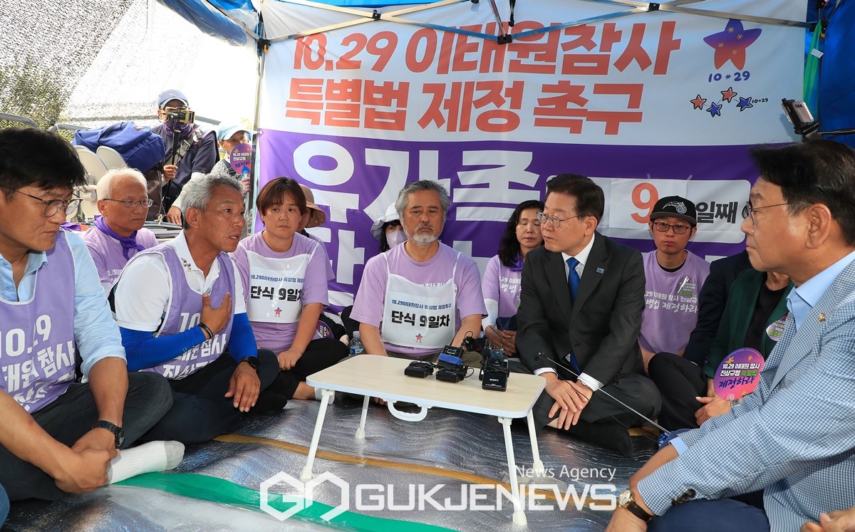 ▲이재명 더불어민주당 대표가 28일 서울 여의도 국회 정문 앞 이태원 참사 유가족 단식 농성장을 방문해 이야기를 나누고 있다./사진=원명국 기자