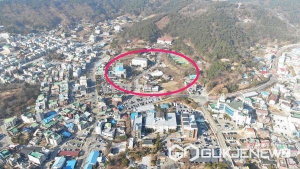 충남 서산시가 최대 현안 사안으로 추진하고 있는 시청사 건립과 관련한 입지가 현 시청사 배후지인 '문화회관 일원'으로 최종 선정됐다. 사진은 '시청사 배후지' 항공 촬영 모습. (서산시 제공)