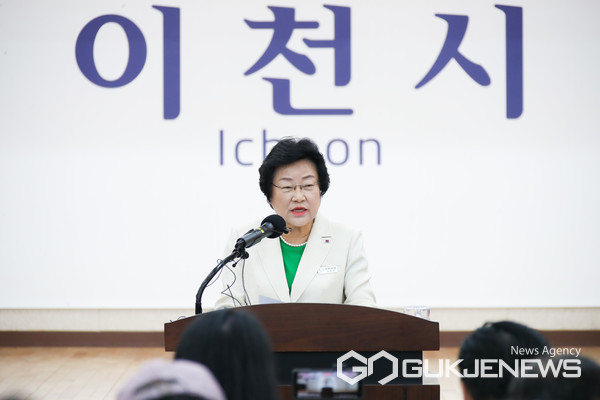 지난 28일 민선8기 취임 1주년 언론브리핑을 통해 이 같은 내용을 담은 ‘2023년 하반기 민생안정 대책’을 발표하고 있다  (사진제공=이천시청 언론홍보팀)