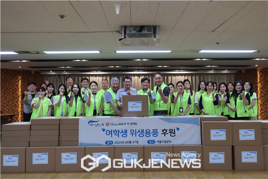 앞 줄 왼쪽부터 다섯 번째 홍길식 서울시설공단 복지경제본부장, 김정해 (사)더불어함께새희망 상임이사, 한국영 서울시설공단 이사장, 이남규 노동조합 조합장 및 임직원이 위생용품 키트 전달 기념 촬영을 하고 있다. [사진제공=(사)더불어함께새희망]