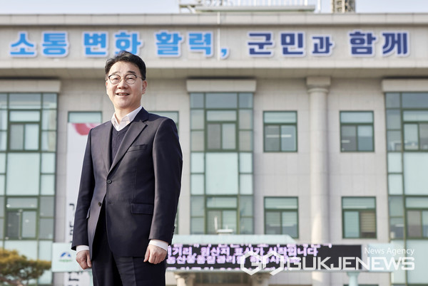 (사진제공=하동군)하동군의 첫 번째 군민으로서, 하동의 미래를 책임진 하승철 군수가 군청 앞에서 포즈를 취하고 있다