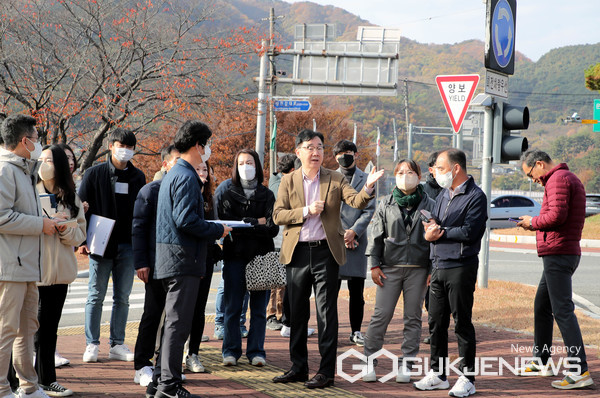 (사진제공=하동군)하승철 군수가 하동읍 현장점검에서 군민들과 직접 소통을 하고 있다