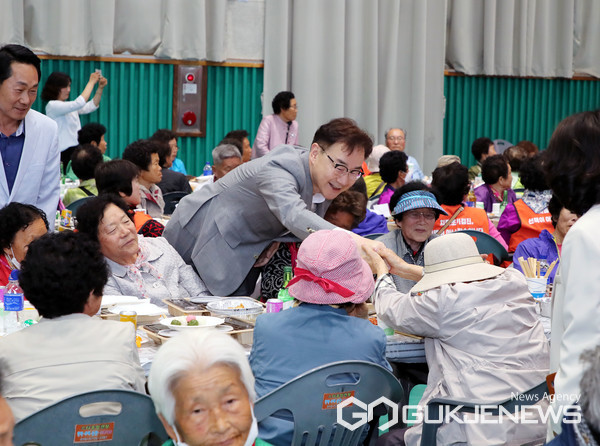 (사진제공=하동군)옥종면 경로효도잔치를 찾은 하승철 군수가 어르신들과 손인사를 나누고 있다