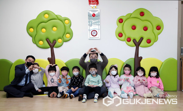 (사진제공=하동군)금성 꿈나무어린이집을 방문한 하승철 군수가 미래 꿈나무들과 기념사진을 남기고 있다