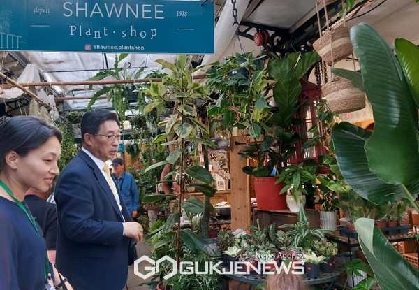 프랑스 시테섬 꽃시장 현장 방문 사진 김춘진 한국농수산식품유통공사 사장(우측) [사진제공=한국농수산식품유통공사]