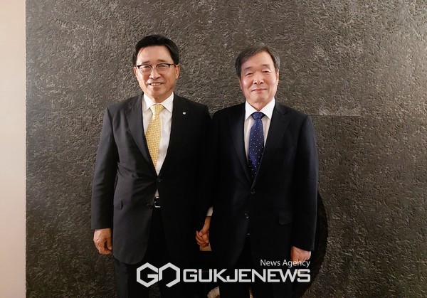 간담회 현장 사진 김춘진 한국농수산식품유통공사 사장(좌측), 최재철 주프랑스 대사(우측) [사진제공=한국농수산식품유통공사]