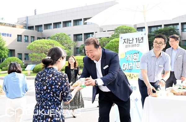 사진 : 파주시 제공사진설명 :새벽에 출근하여 시청 앞에서 출근하는 직원들을 맞이하고 있는 김경일파주시장